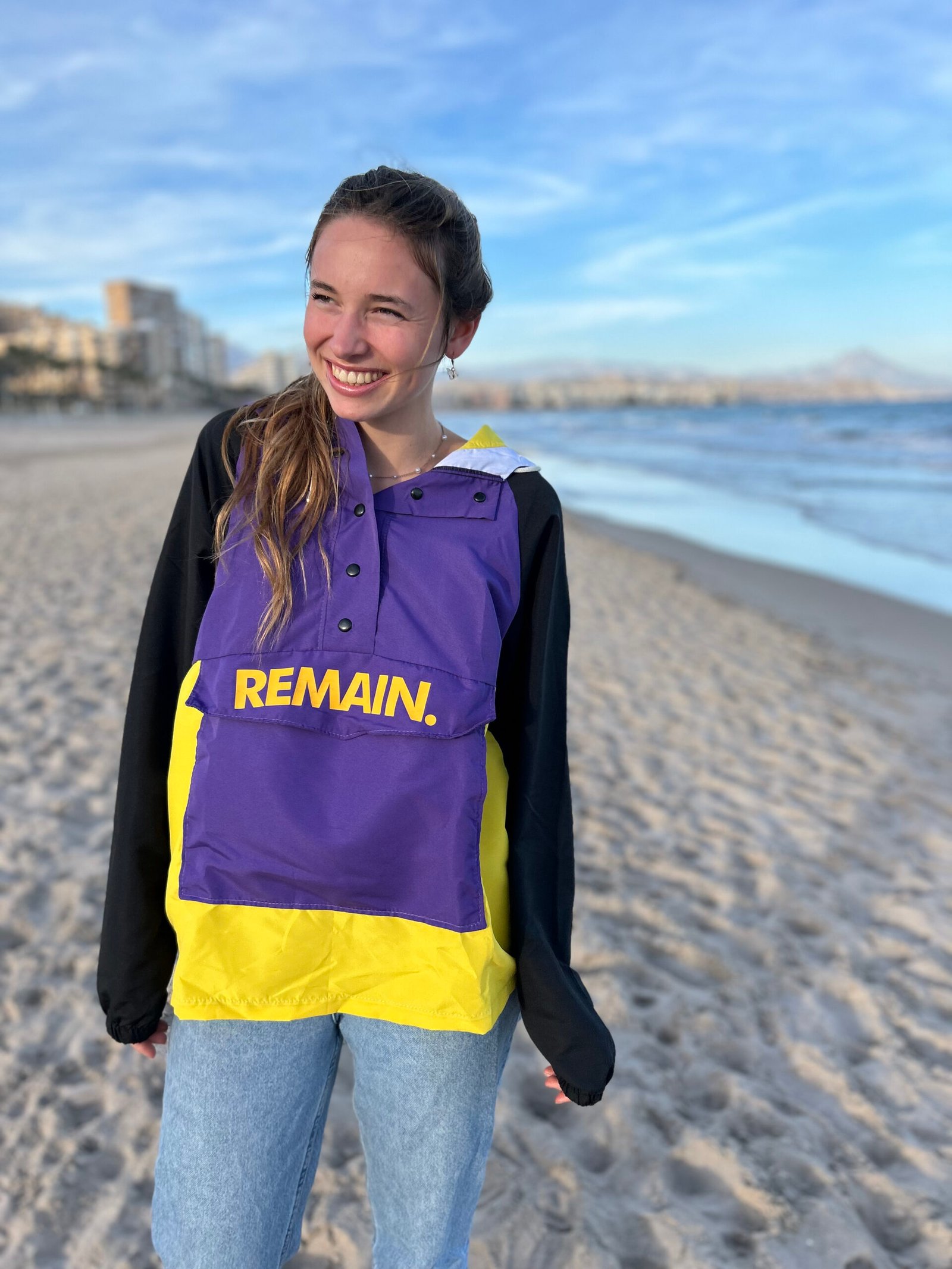 Cazadora hombre mujer tipo anorak ligera parka moderna estilo Zara, Springfield, Pull and bear, Bershka, Decathlon España rebajas invierno