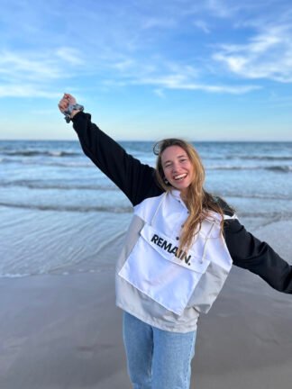 Cazadora hombre mujer tipo anorak ligera parka moderna estilo Zara, Springfield, Pull and bear, Bershka, Decathlon España rebajas invierno