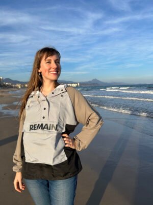 Cazadora hombre mujer tipo anorak ligera parka moderna estilo Zara, Springfield, Pull and bear, Bershka, Decathlon España rebajas invierno