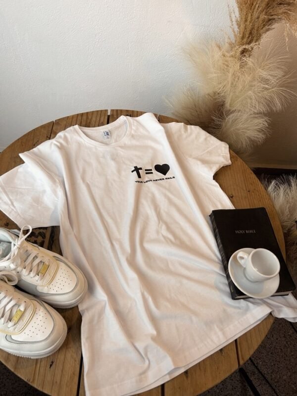Camiseta Cruz igual amor - Your love never fails - Image 4