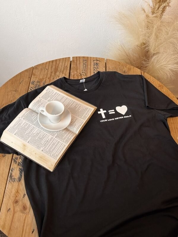 Camiseta Cruz igual amor - Your love never fails - Image 3