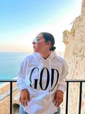 Sudadera GOD Cross para llevar tu fe a otro nivel hecha con materiales de calidad, una sudadera que expresa tus convicciones y fe.
