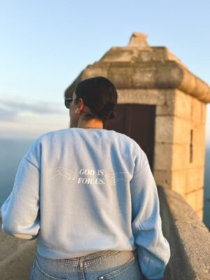 Sudadera God is for us para llevar tu fe a otro nivel hecha con materiales de calidad, una sudadera que expresa tus convicciones y fe.